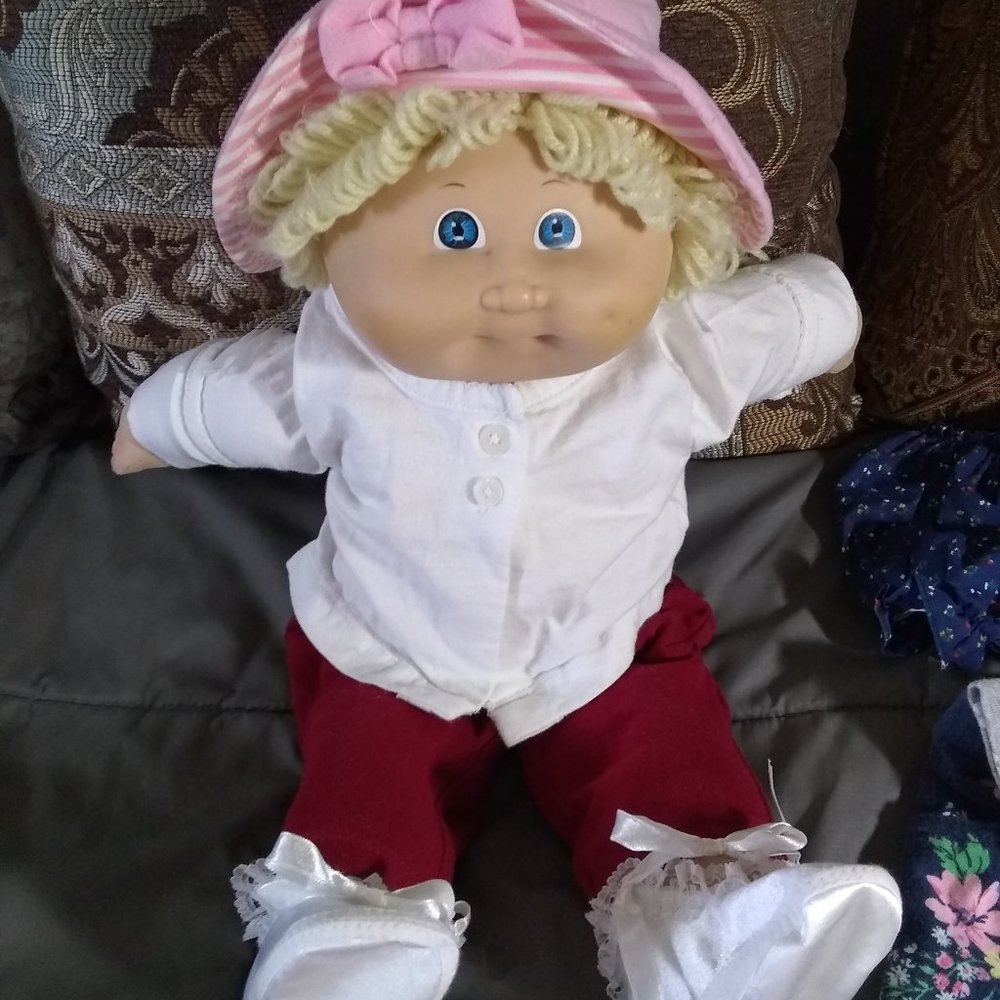 Cabbage Patch doll, just Like New, (even hair), over a dozen articles of clothes